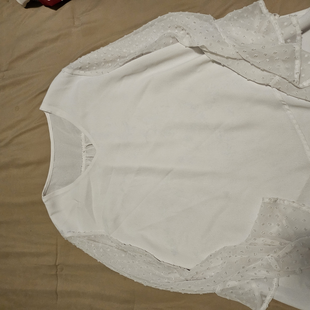 Chic White Blouse with Subtle Elegance